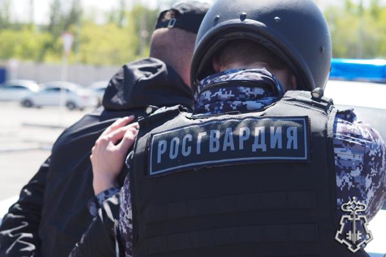 В Оренбургской области росгвардейцы задержали мужчину, проникшего в магазин