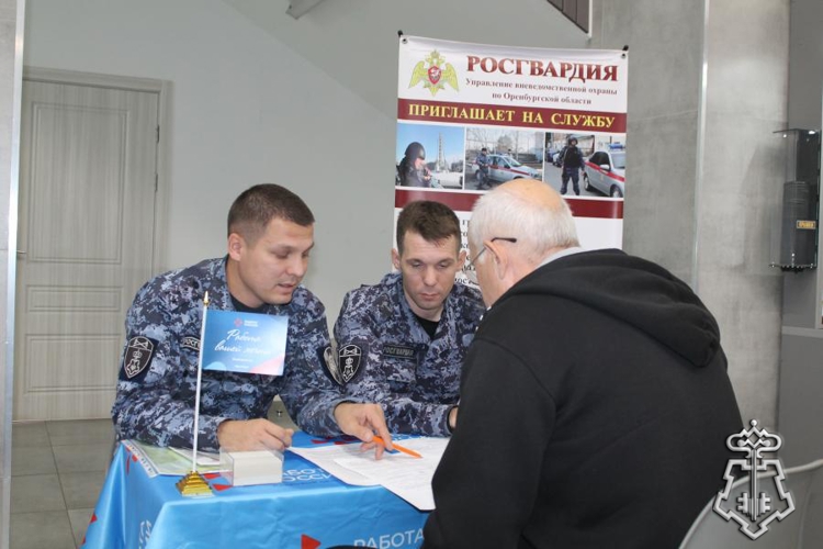В городе Оренбурге сотрудники вневедомственной охраны рассказали о службе в Росгвардии на ярмарке вакансий