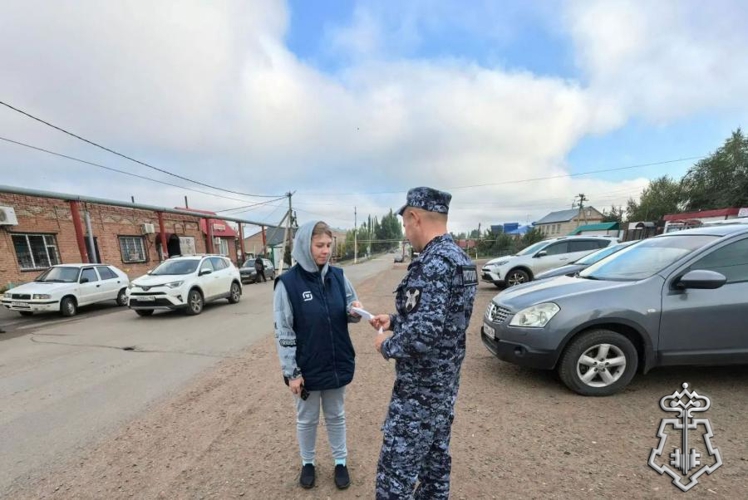 Росгвардейцы в селе Тоцкое рассказали жителям о мерах защиты имущества в рамках акции «Безопасный дом, подъезд, квартира»