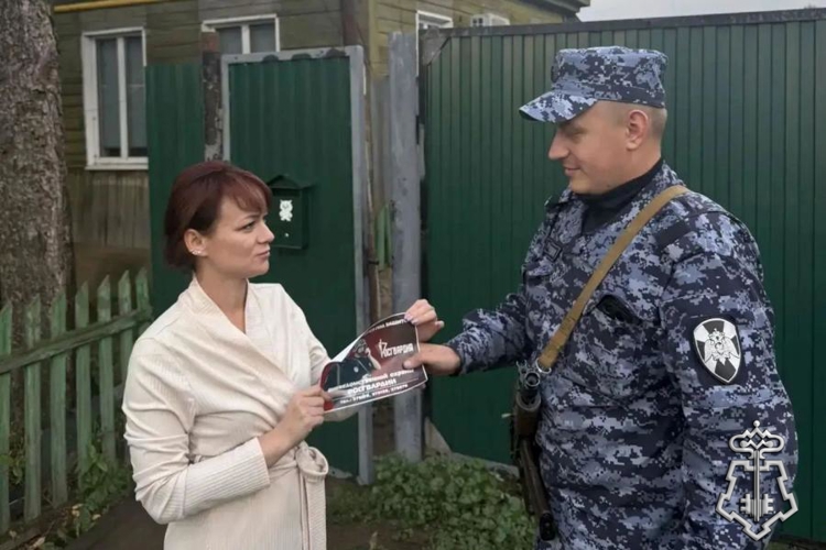 В Бузулуке сотрудники вневедомственной охраны Росгвардии провели акцию «Безопасный дом, подъезд, квартира»
