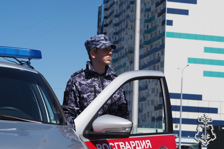 В Оренбурге росгвардейцы задержали мужчину, который похитил из магазина обувь